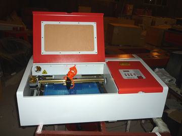 Κίνα Engraver λέιζερ υπολογιστών γραφείου χάραξη λέιζερ του CO2 και τέμνουσα μηχανή για το κεφάλαιο χάραξης και τις καλλιτεχνικές εργασίες προμηθευτής
